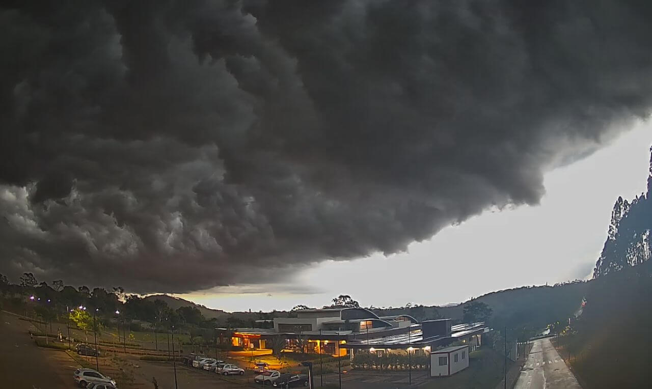 Temporal Chuva Intensa E Ventania Em Jundia Sp Veja O V Deo